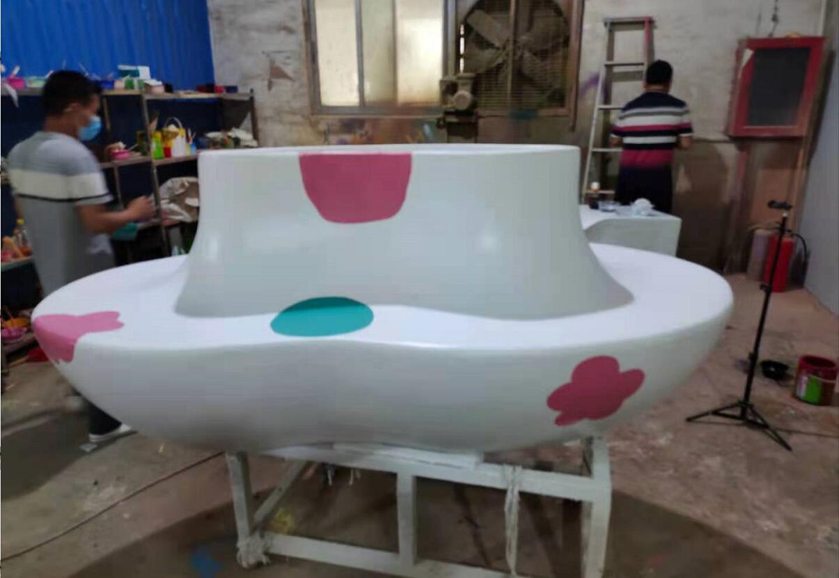 福建项目定制的心形彩绘玻璃钢花盆座椅生产制作完成了 福建项目定制的心形彩绘玻璃钢花盆座椅生产制作完成了