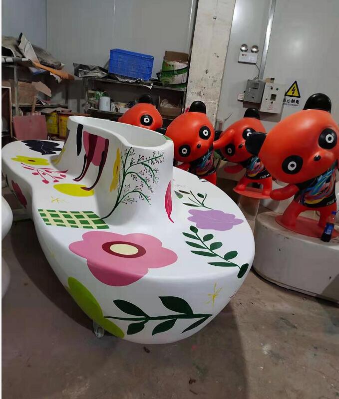 福建项目定制的心形彩绘玻璃钢花盆座椅生产制作完成了 福建项目定制的心形彩绘玻璃钢花盆座椅生产制作完成了