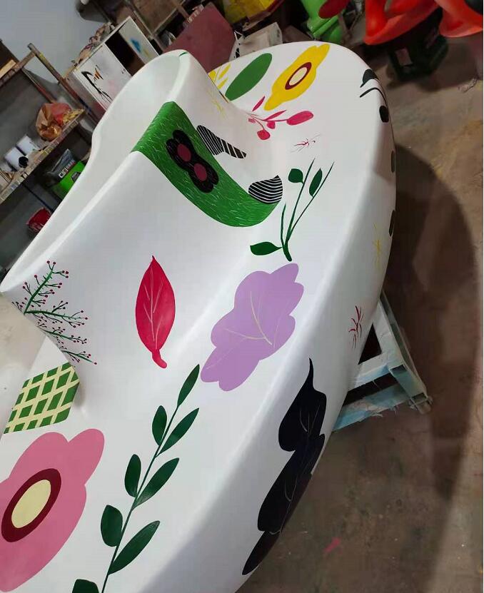 福建项目定制的心形彩绘玻璃钢花盆座椅生产制作完成了 福建项目定制的心形彩绘玻璃钢花盆座椅生产制作完成了
