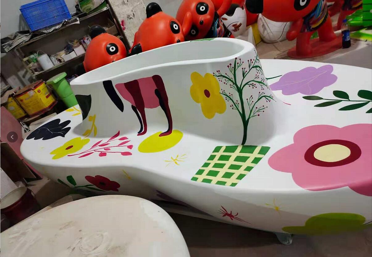福建项目定制的心形彩绘玻璃钢花盆座椅生产制作完成了 福建项目定制的心形彩绘玻璃钢花盆座椅生产制作完成了